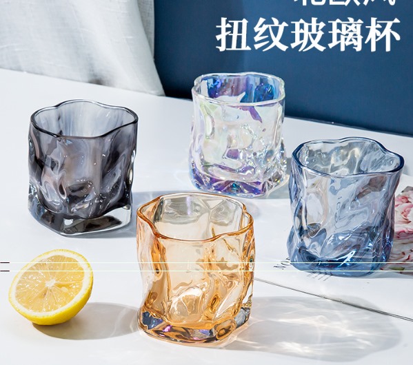 The small and exquisite glass cup is loved by everyone